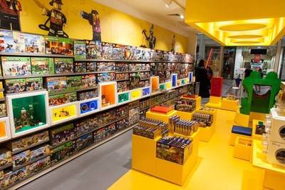 玩具巨頭的戰略分野 從周邊衍生到游戲核心的兩種路徑